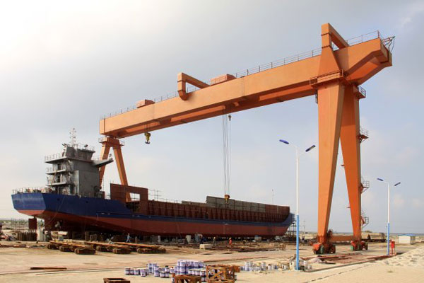 Shipbuilding gantry crane